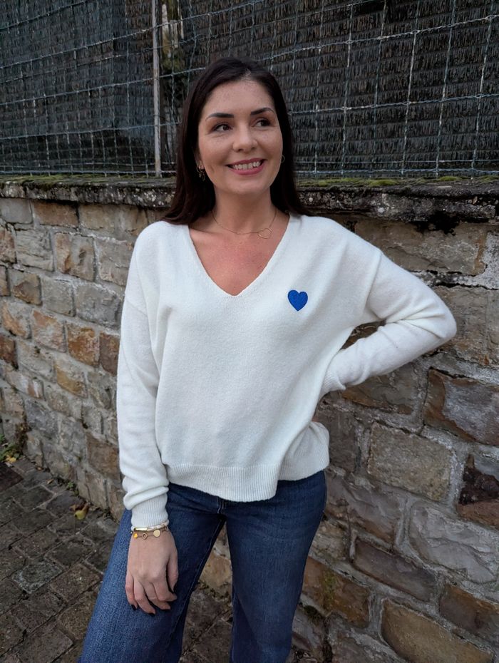 Pull fin blanc coeur brodé bleu roi
Taille unique
