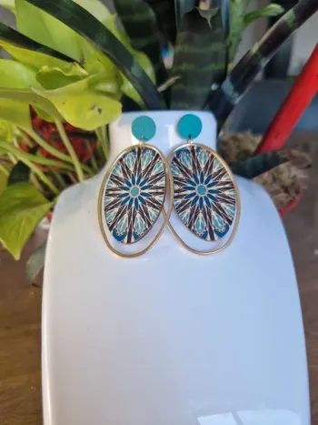Boucles d'oreilles fantaisies en bois tons bleus