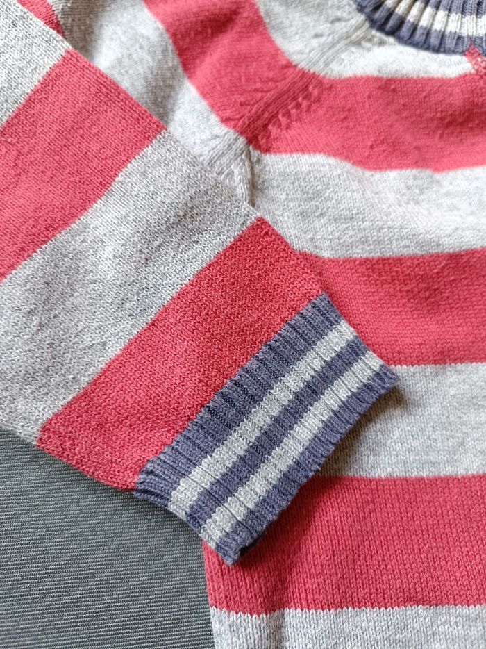 Pull gris et rouge rayé 🦕 Taille 9 mois - photo numéro 4