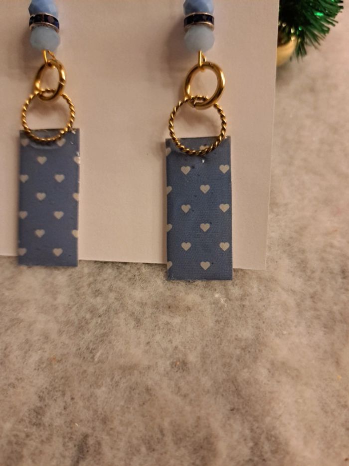 Boucles d'oreilles pendante en résine bleu et doré - photo numéro 5