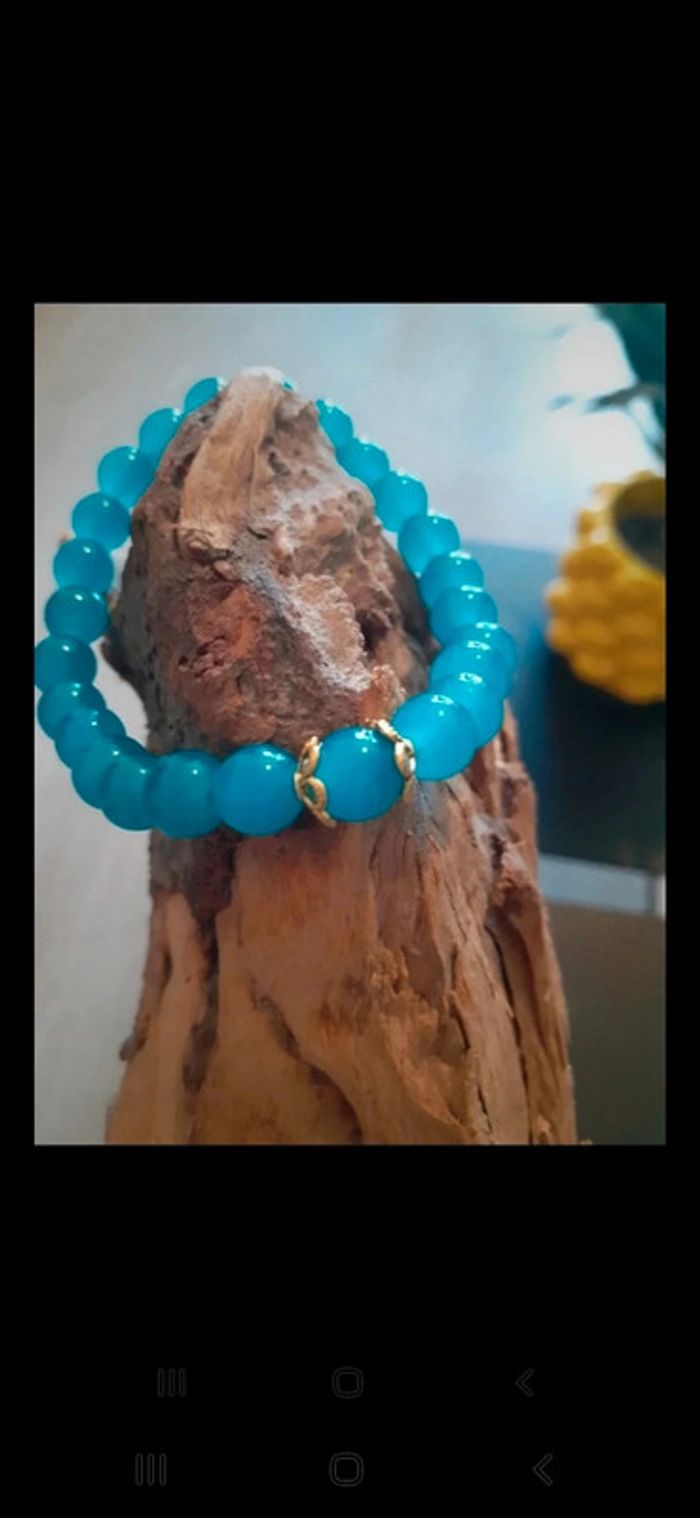Bracelet en perles 8mm. Bleu turquoise et doré.