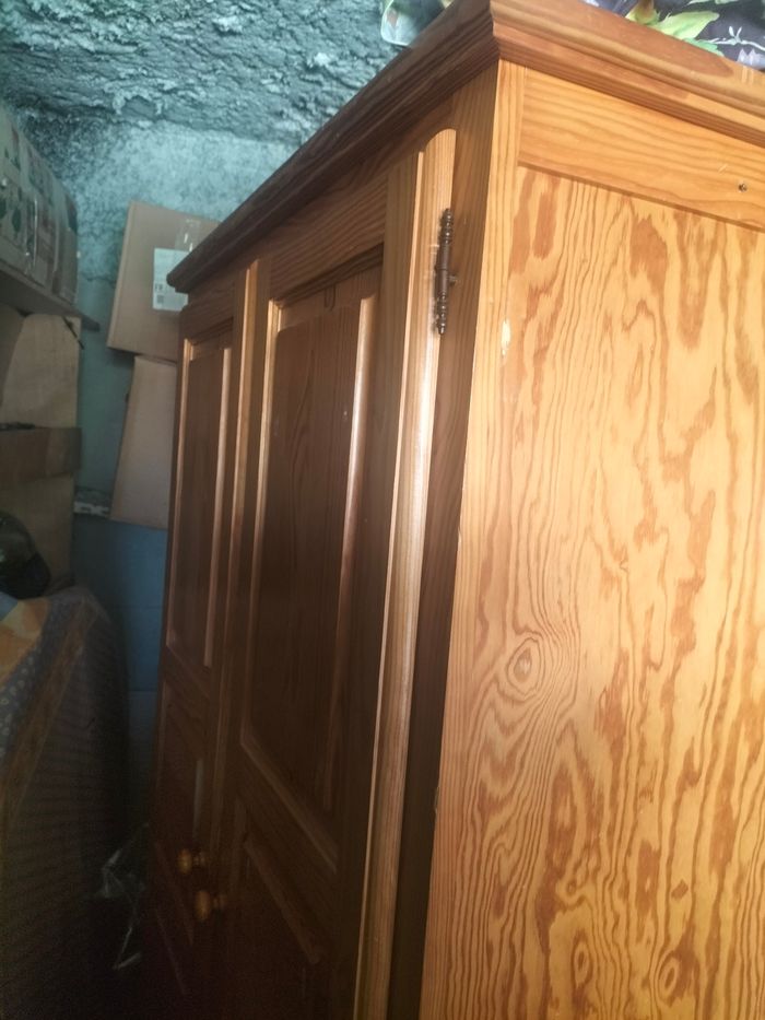 Vend armoire en pin massif bois clair - photo numéro 4
