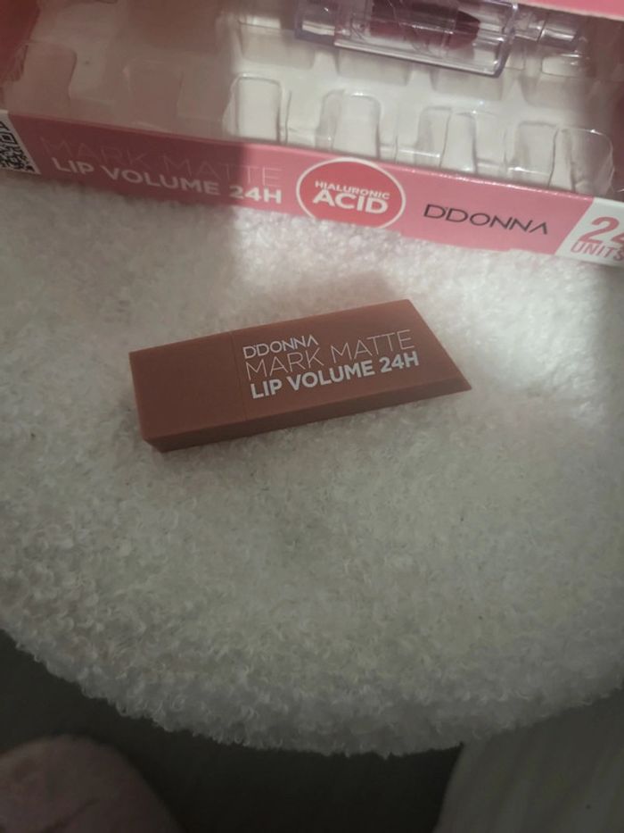 Rouge à lèvres mat neuf d'donna