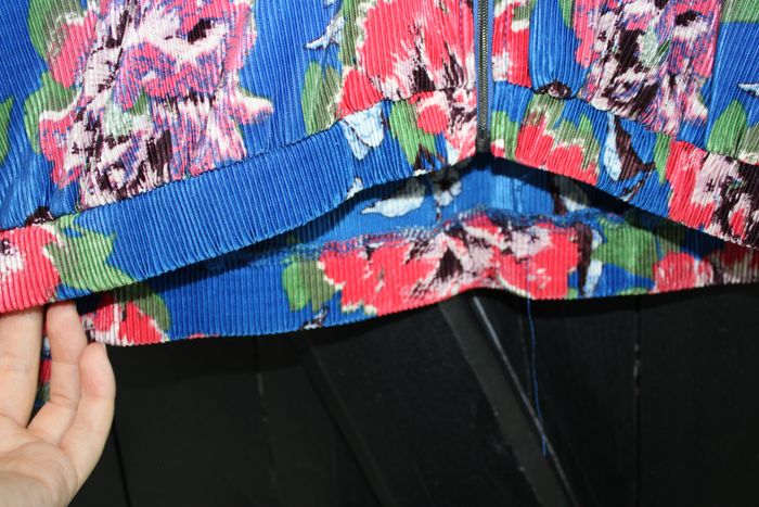 Veste bleue avec fleurs rose/rouge - photo numéro 2