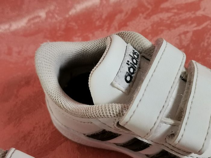 Basket blanche Adidas taille 18 unisexe - photo numéro 8