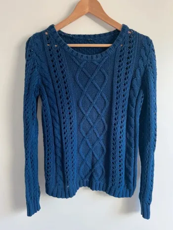 Pull bleu torsadé