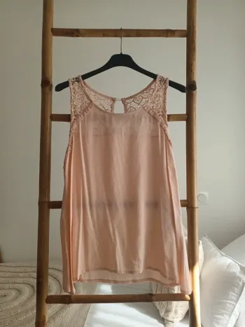 Blouse sans manches rose avec dentelle Naf Naf taille L