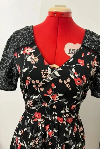 Robe patineuse fleurie noire et rouge New Look
