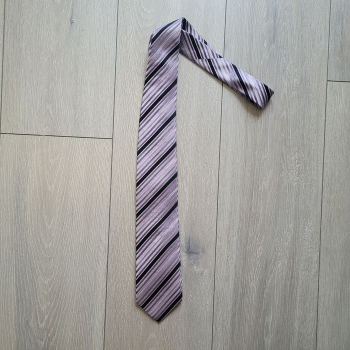 Très jolie cravate violet et noir, en soie. Marque Celio club