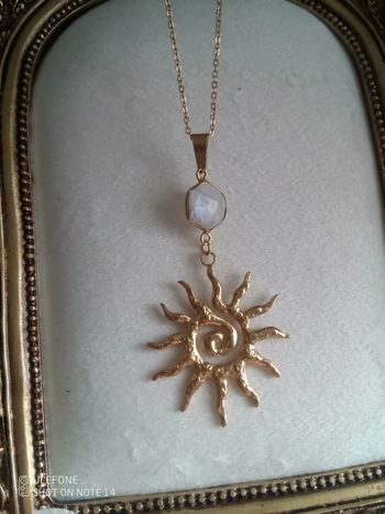 Collier pendentif pierre de lune et soleil