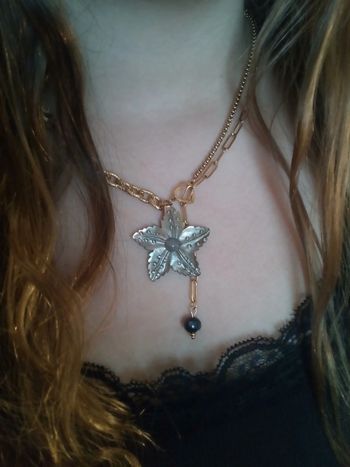 Collier fleur de n'a'c'r'e et perle d'eau douce naturelle noire