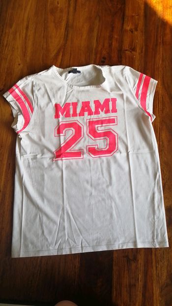 T-shirt blanc à écriture rose pailleté