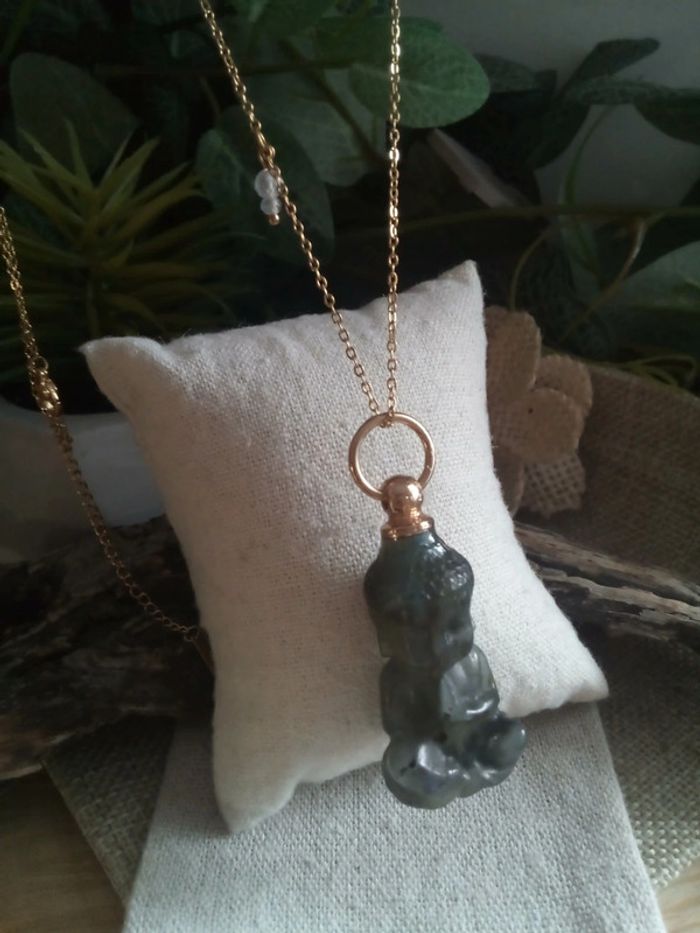 Collier sautoir pendentif bouddha en pierre naturelle de labradorite taillée à la main