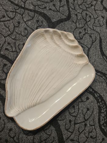 Vide poche. Forme coquillage. 20 x 15 cm. Crème.  Neuf.