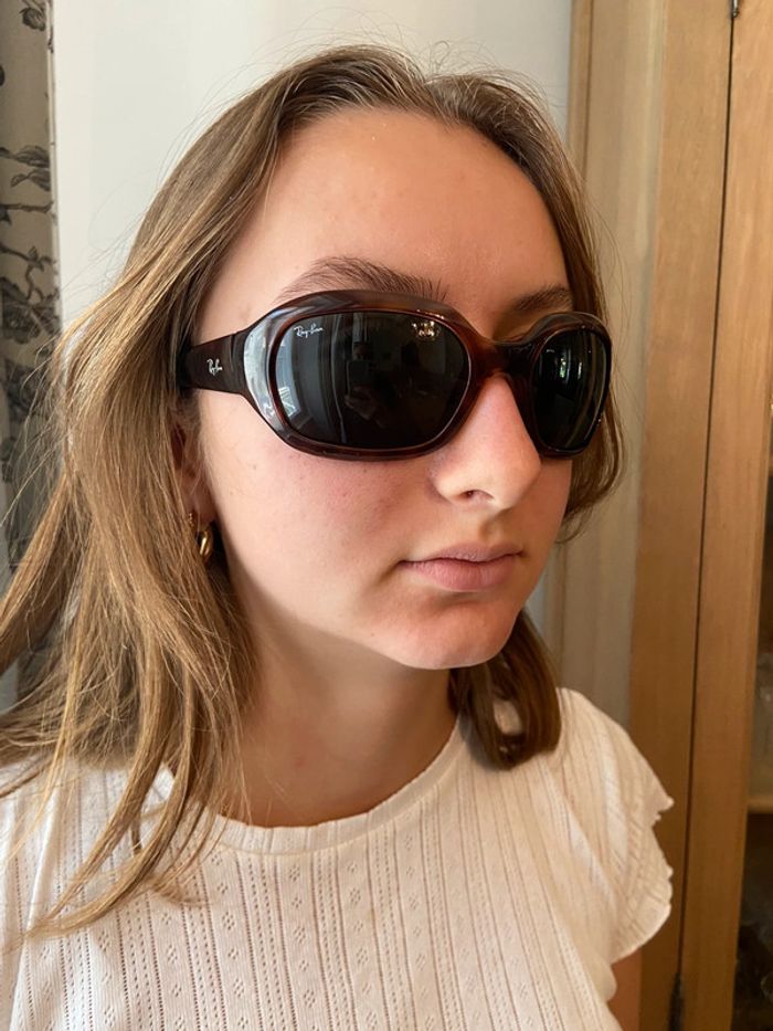 Paire de lunettes de soleil Ray-Ban brun foncé écaille modèle RB 4062 642/71 - photo numéro 17