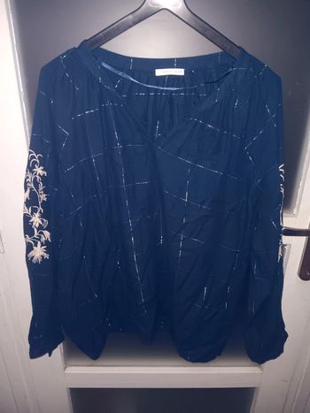 Blouse bleu marine à manches brodées florales taille 46