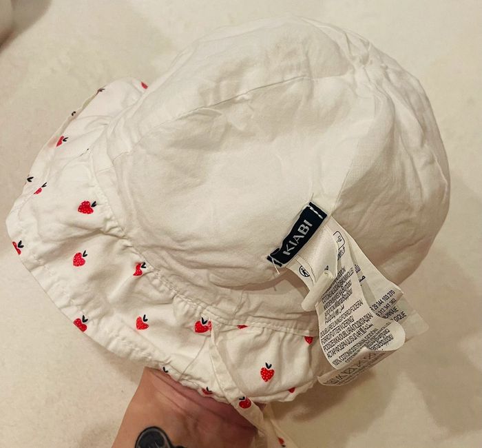 Chapeau / Bob blanc avec petites fraises en forme de cœurs Kiabi taille 49 - photo numéro 5