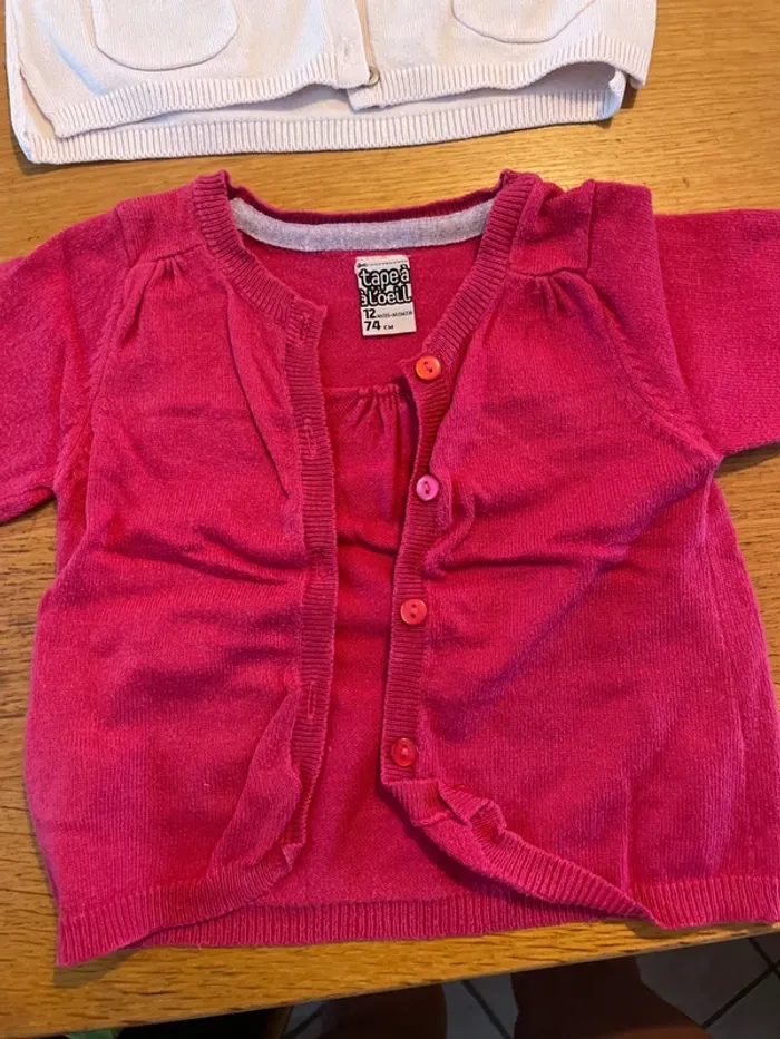 3 gilets fille 12 mois - photo numéro 2