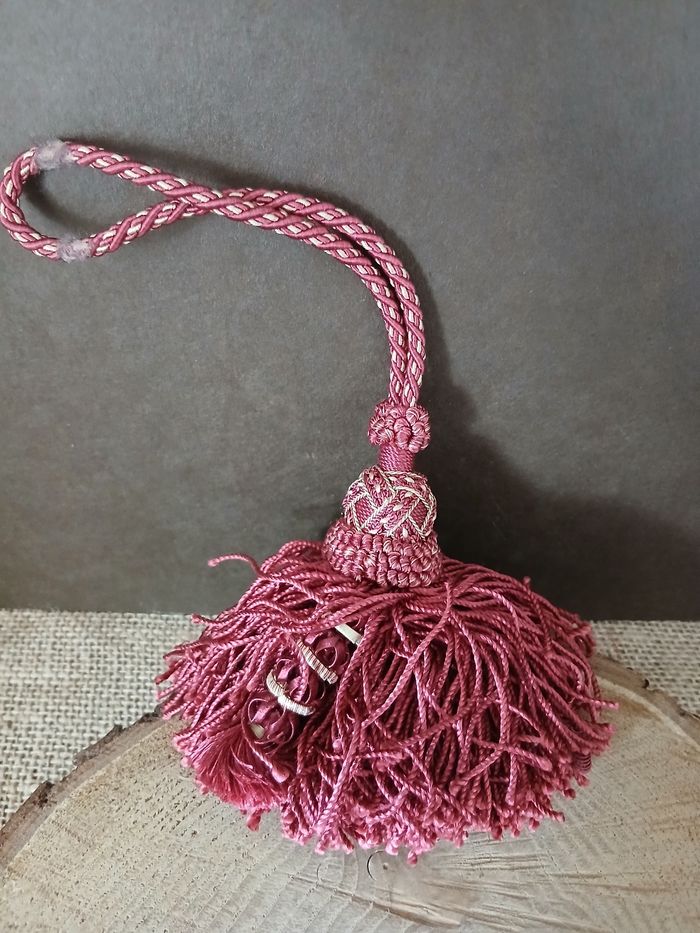 Pompon de porte bordeaux doré guipure