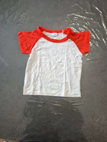T-shirt blanc et rouge