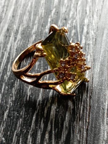 Bague dorée avec pierre vert clair