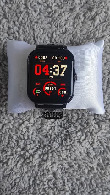 ⌚ Montre connectée noire au style sobre et moderne, parfaite pour un usage quotidien.