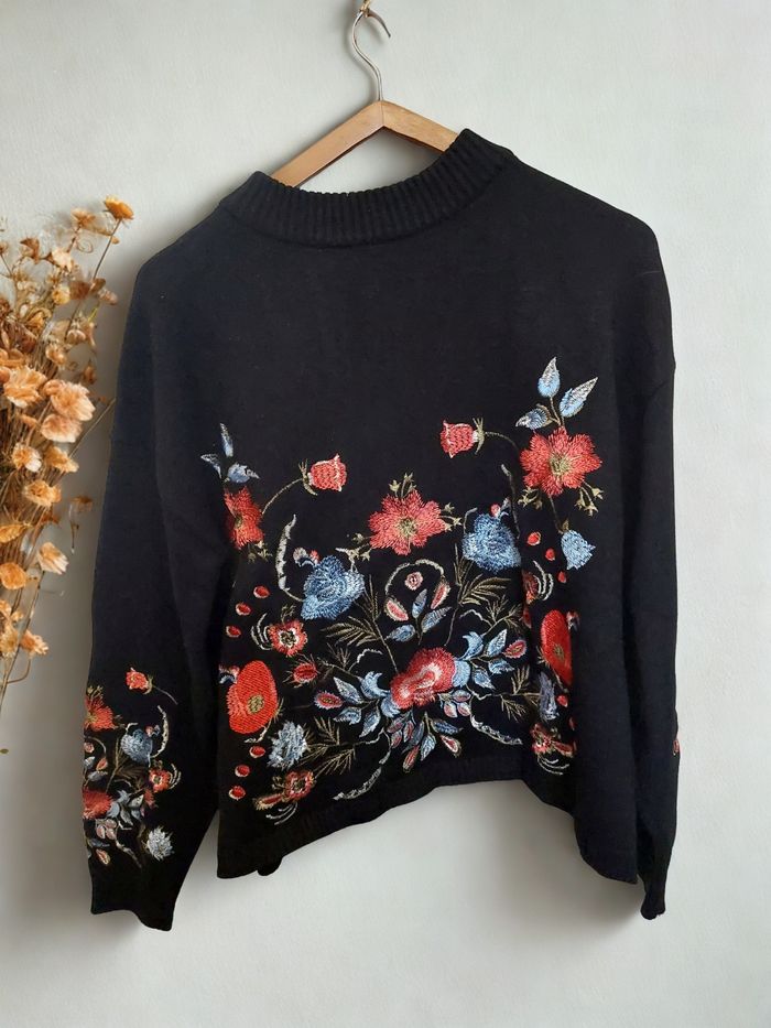 Pull noir brodé – Style bohème chic