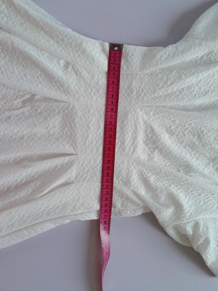 Jolie robe neuve courte  manche bouffante cintrée à la taille tissus style nid d abeille taille 1 - photo numéro 9