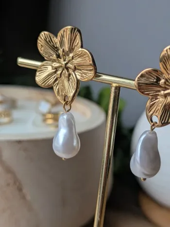 Boucles d'oreilles fleur dorée perle tombante