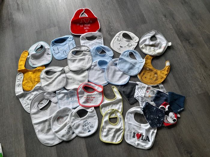 Lot de 31 bavoirs