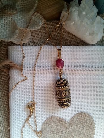 Collier urne amulette et connecteur en pierre de rubis brut serti