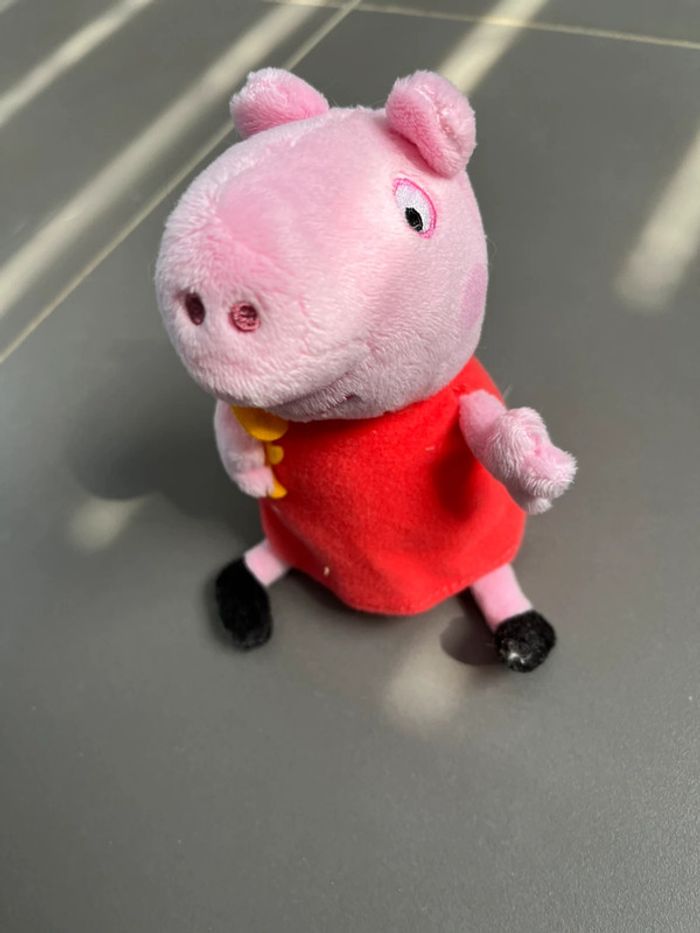 Peluche peppa pig en très bon état