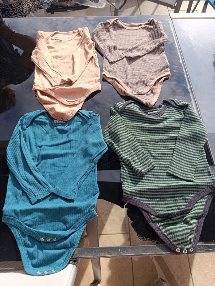 Lots 4 bodys manches longues 12 mois