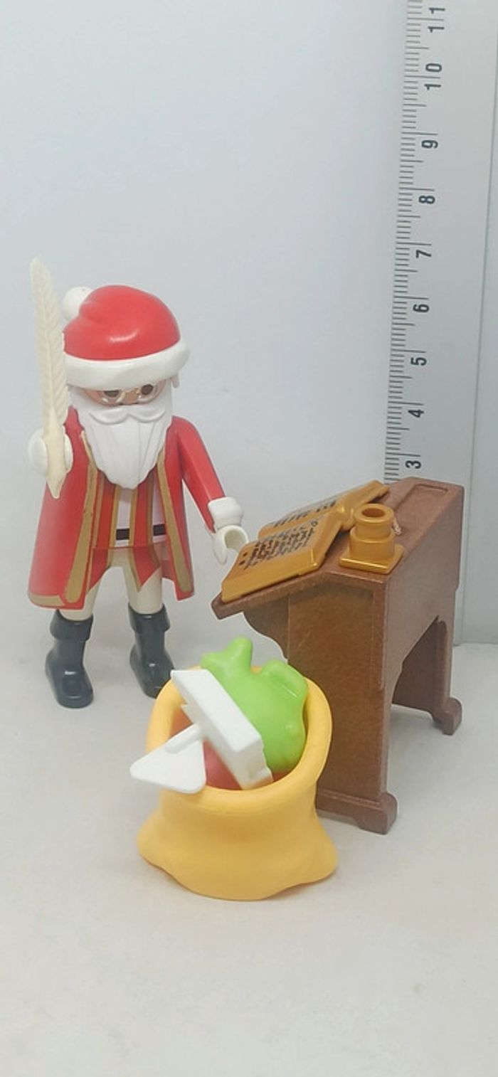 Homme père noel avec pupitre et hotte de jouets playmobil