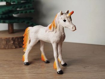 Figurine jeune licorne blanche et orange Animal imaginaire