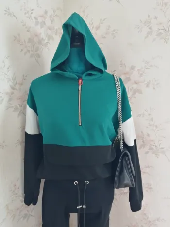 Sweat à capuche fin tricolore avec fermeture sur le col et poche kangourou  / sans marque / (TU)