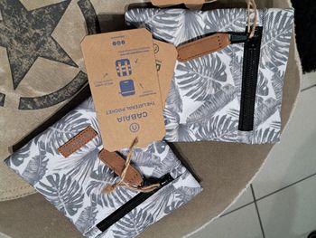 Pochette Cabaia latérale X2 blanche et feuilles grise