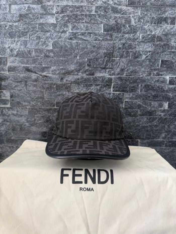 Casquette fendi - photo numéro 3