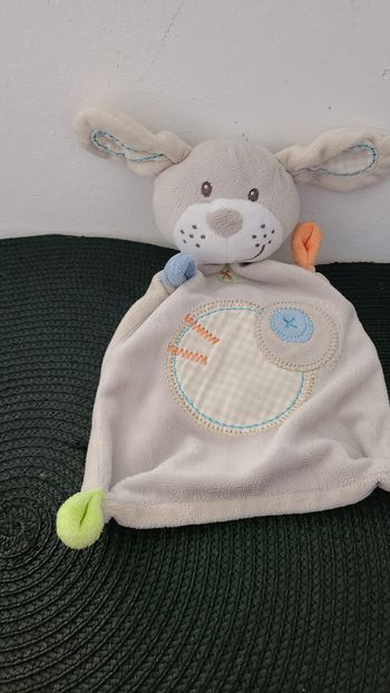 Nicotoy Doudou Chien Plat Gris Orange Bleu Vert Broderie Rond Étiquette