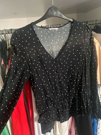 Top noir et blanc à pois