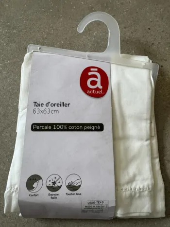 1 taie d'oreiller blanche actuel 63*63cm
