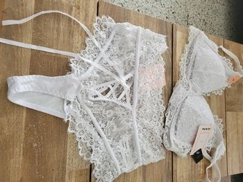 Magnifique ensemble blanc laçage niveau de la culotté haut soutient gorge sans armature