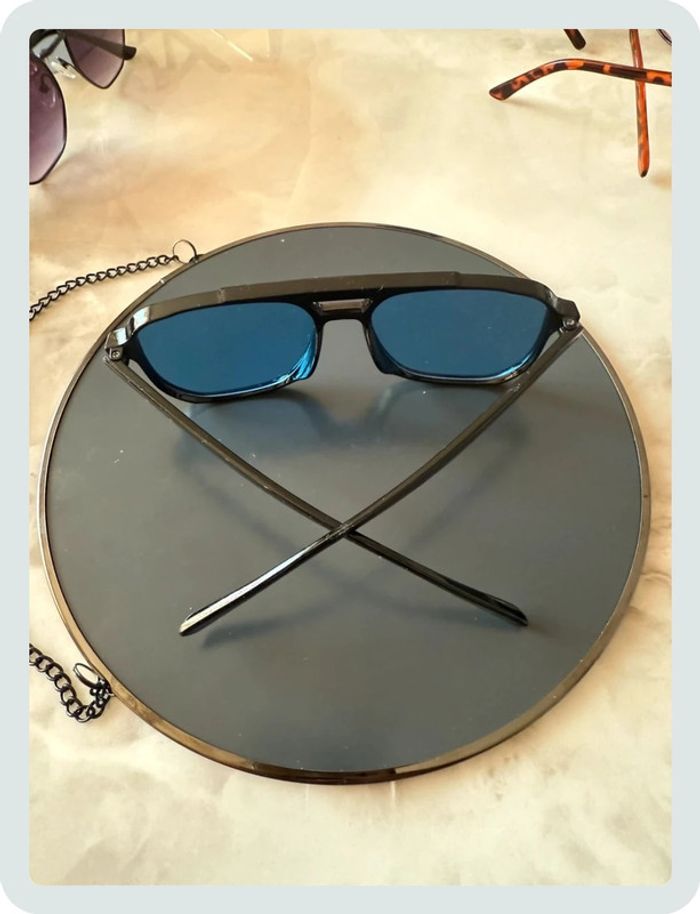 Lunette de soleil noire/bleue - photo numéro 4