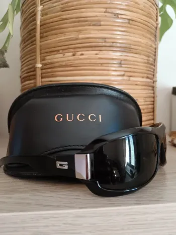 Lunette de soleil Gucci enveloppantes