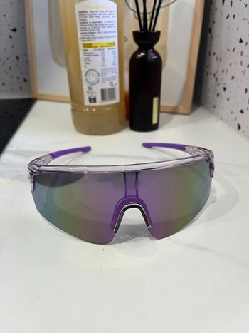 Lunettes de soleil masque sport violet irisé  Style futuriste