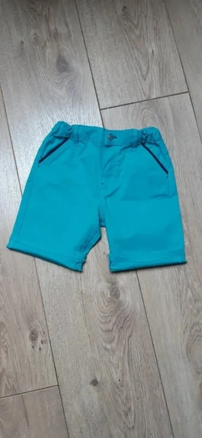 Short obaibi (okaidi) bleu turquoise 3 ans en parfait état