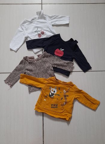 T shirt 1 mois
Bon état 
1.5€ pièce