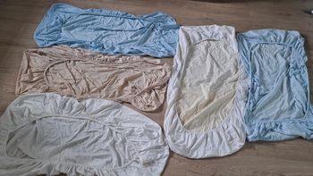 1 alèse et 4 draps-housse 60x120cm TBE