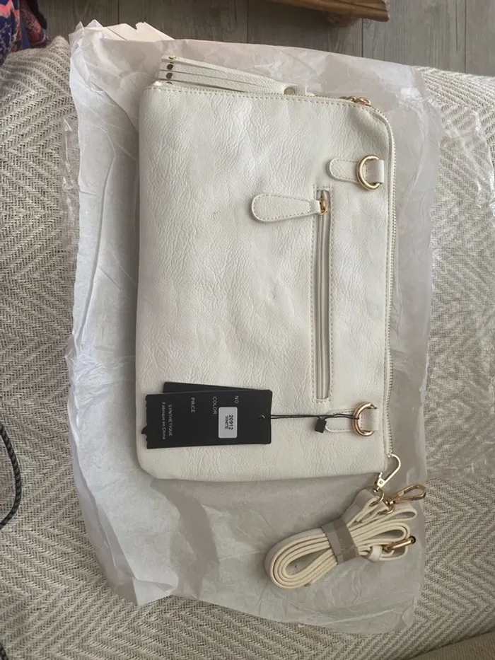Tres jolie pochette blanche « bouche » NEUVE - photo numéro 2