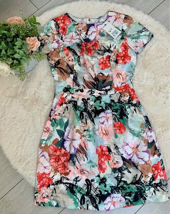 Robe neuve satinée imprimée floral